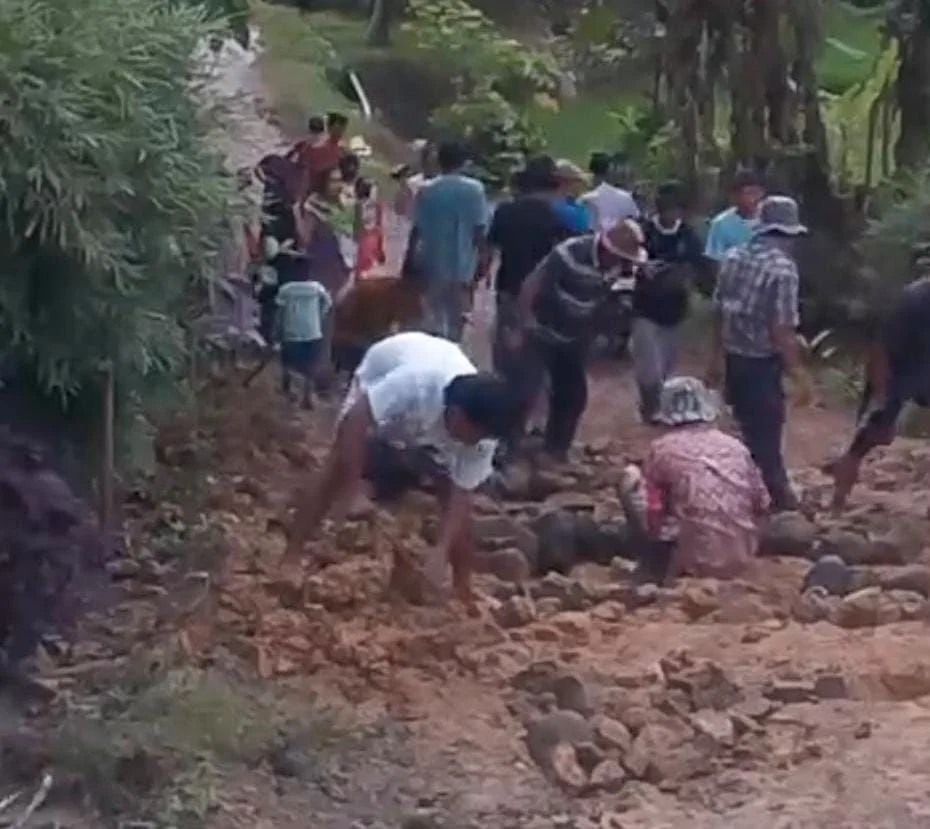 Jalan Kampung Cipeuyah Rusak Parah Warga Perbaiki Secara Gotong Royong